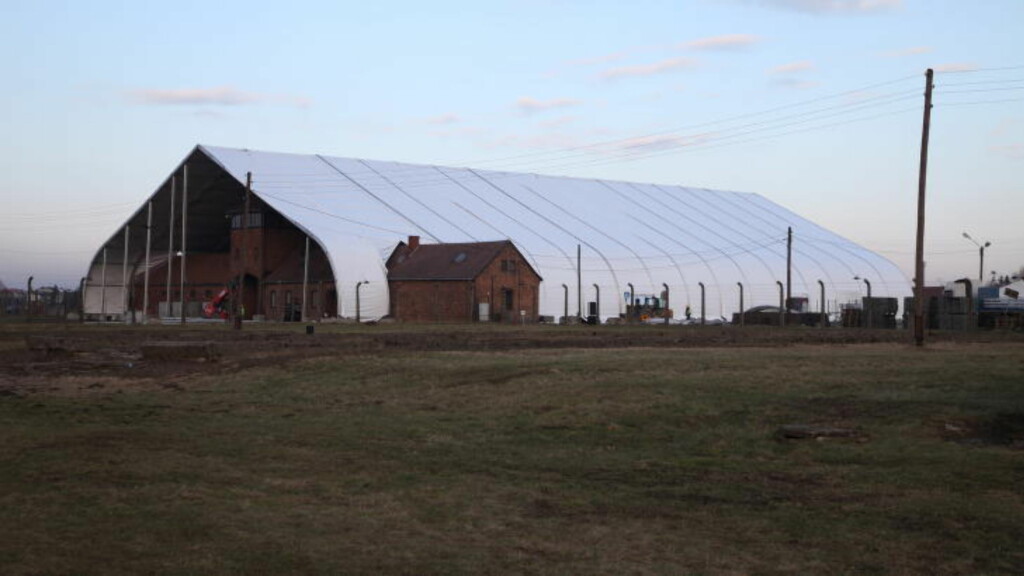 BIRKENAU BYGD INNE: Den markante hovedinngangen i Birkenau er i anledning av 70-årsmarkeringen for frigjøringen av dødsleiren blitt !pakket inn". (Foto:Asbjørn Svarstad) BIRKENAU BYGD INNE: Den markante hovedinngangen i Birkenau er i anledning av 70-årsmarkeringen for frigjøringen av dødsleiren blitt !pakket inn". (Foto:Asbjørn Svarstad)
