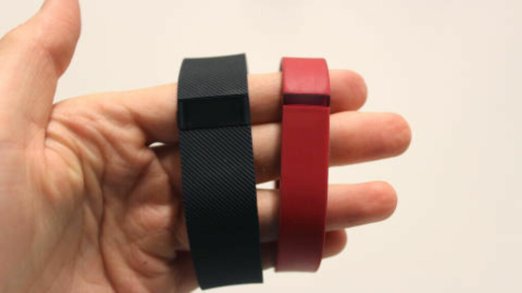 CHARGE VS. FLEX: Det er ikke bare størrelsen som skiller de to armbåndene. Nye Charge har noen flere funksjoner, men er samtidig flere hundrelapper dyrere. Foto: KIRSTI ØSTVANG / DINSIDE.NO CHARGE VS. FLEX: Det er ikke bare størrelsen som skiller de to armbåndene. Nye Charge har noen flere funksjoner, men er samtidig flere hundrelapper dyrere. Foto: KIRSTI ØSTVANG / DINSIDE.NO