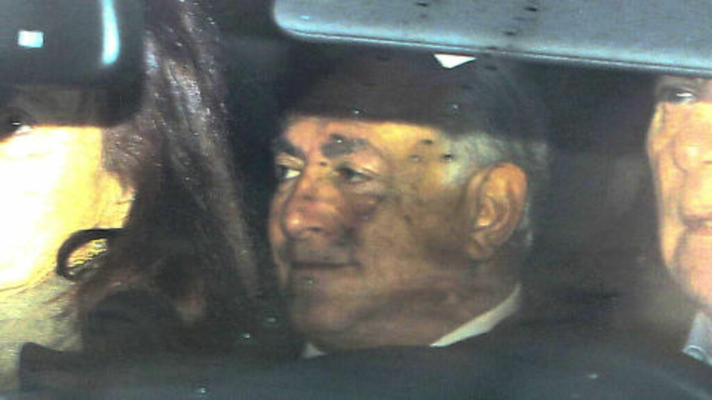 AVMÅLT: Dominique Strauss-Kahn i bilen på vei til retten i Lille. Foto: Michel Spingler, AP/NTB Scanpix. AVMÅLT: Dominique Strauss-Kahn i bilen på vei til retten i Lille. Foto: Michel Spingler, AP/NTB Scanpix.