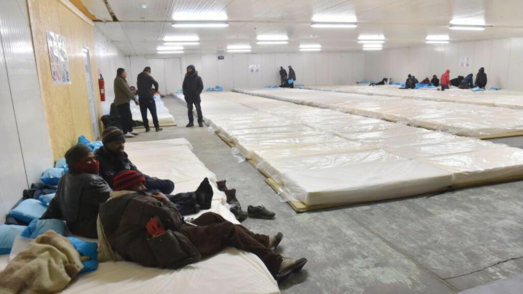 PÅ LAGER: Immigranter sitter på madrasser plassert i et lager i Calais 27. desember i fjor. Antallet illegale innvandrere som forsøker å ta seg til England fra Calais har økt hvert år siden 2011. Franske myndigheter sier at rundt 2300 flyktninger nå bor i provisoriske camper i og rundt byen. De aller fleste vil forsøke å sette kursen mot England. Foto: AFP PHOTO / PHILIPPE HUGUEN PÅ LAGER: Immigranter sitter på madrasser plassert i et lager i Calais 27. desember i fjor. Antallet illegale innvandrere som forsøker å ta seg til England fra Calais har økt hvert år siden 2011. Franske myndigheter sier at rundt 2300 flyktninger nå bor i provisoriske camper i og rundt byen. De aller fleste vil forsøke å sette kursen mot England. Foto: AFP PHOTO / PHILIPPE HUGUEN