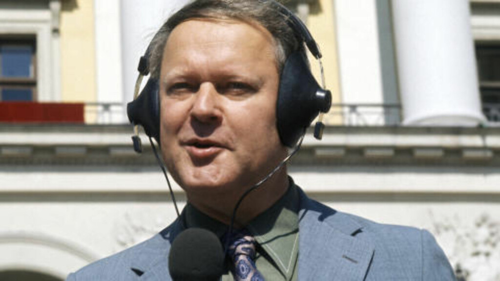 RADIOLEGENDE: NRKs reporter Bjørge Lillelien dekket også 17- mai-feiring, her på Slottsplassen med mikrofon og øretelefoner.
Foto: Aktuell / Scanpix RADIOLEGENDE: NRKs reporter Bjørge Lillelien dekket også 17- mai-feiring, her på Slottsplassen med mikrofon og øretelefoner.
Foto: Aktuell / Scanpix