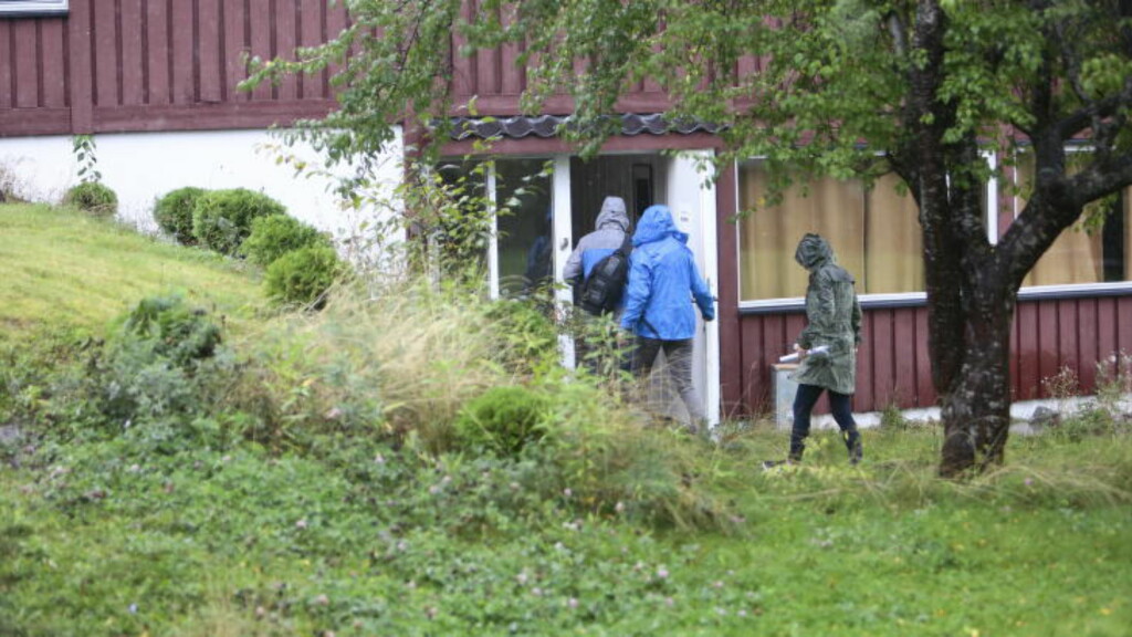 RANSAKET ADVOKATBOLIG: I morges gikk flere politifolk inn i boligen til den siktede advokaten. Mannen er en av flere enn ti pågrepne i dagens enorme razzia.
Foto: Nina Hansen RANSAKET ADVOKATBOLIG: I morges gikk flere politifolk inn i boligen til den siktede advokaten. Mannen er en av flere enn ti pågrepne i dagens enorme razzia.
Foto: Nina Hansen