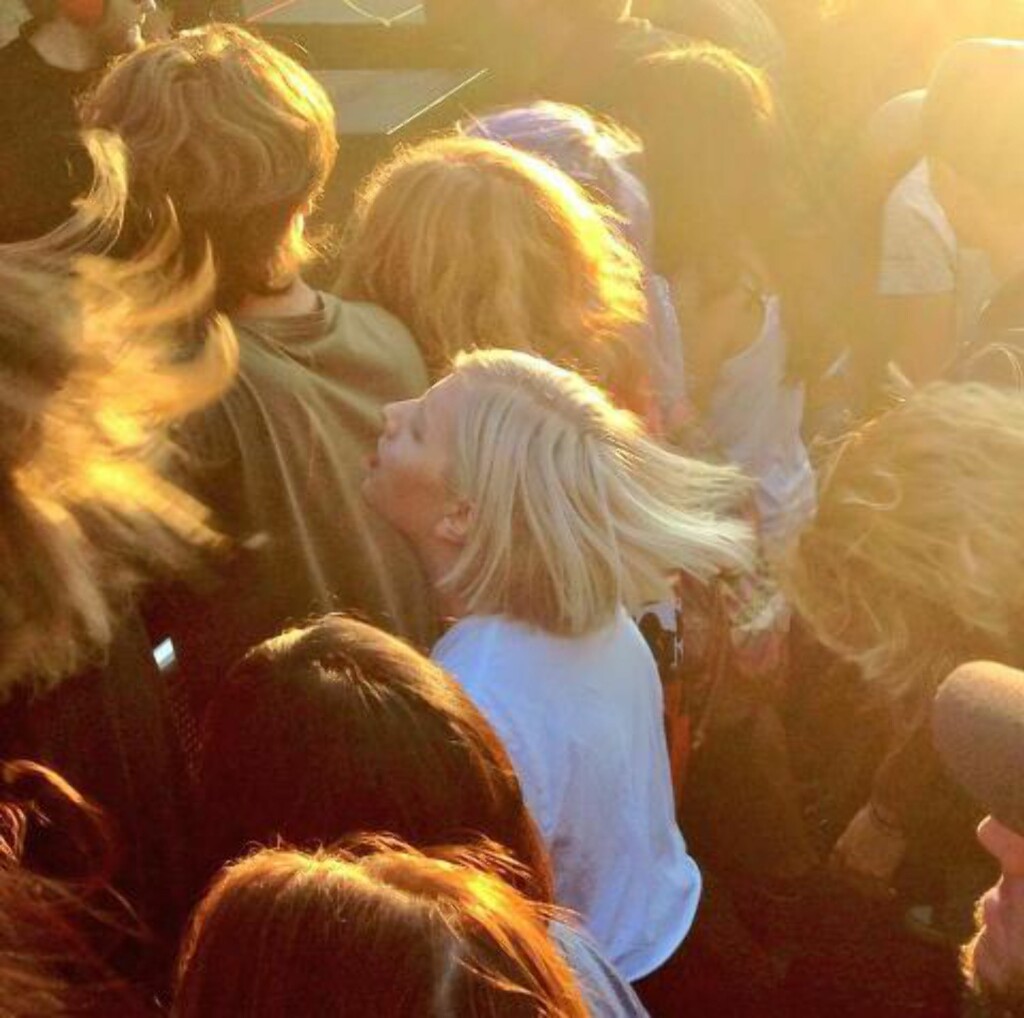 HÅRETE: Aurora Aksnes lager popmusikk, men avreagerer til metal. Her under Gojira-konserten på årets Øyafestival. Foto: Jonas Pettersen HÅRETE: Aurora Aksnes lager popmusikk, men avreagerer til metal. Her under Gojira-konserten på årets Øyafestival. Foto: Jonas Pettersen