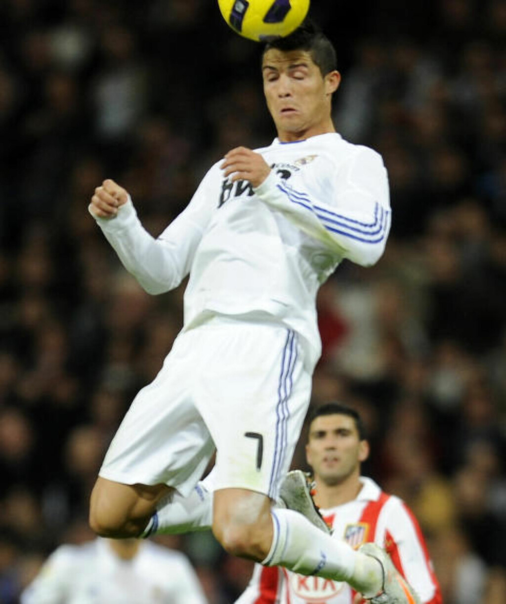 RAGER HØYEST: Cristiano Ronaldo trekker ofte opp beina bak seg i svevet. Foto: NTB Scanpix RAGER HØYEST: Cristiano Ronaldo trekker ofte opp beina bak seg i svevet. Foto: NTB Scanpix