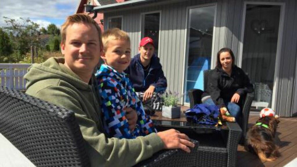 IKKE HØRT NOE: Joakim Tangen Pedersen, med sønnen Theo Leander Tangen Pedersen, vennen Thomas Høyum og kona Ann Karin Kristiansen, hørte ikke noe til skuddramaet lørdag. Foto: John Terje Pedersen / Dagbladet IKKE HØRT NOE: Joakim Tangen Pedersen, med sønnen Theo Leander Tangen Pedersen, vennen Thomas Høyum og kona Ann Karin Kristiansen, hørte ikke noe til skuddramaet lørdag. Foto: John Terje Pedersen / Dagbladet