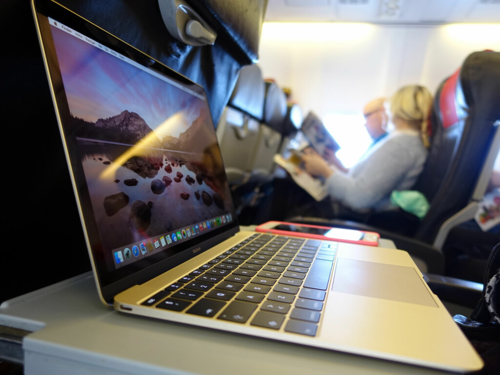 HOLDER HELE FLYTUREN? Det kommer an på hvor du skal reise, men du får både jobbet og sett en film uten særlig problemer. Ikke tar den spesielt stor plass heller. Foto: KIRSTI ØSTVANG HOLDER HELE FLYTUREN? Det kommer an på hvor du skal reise, men du får både jobbet og sett en film uten særlig problemer. Ikke tar den spesielt stor plass heller. Foto: KIRSTI ØSTVANG