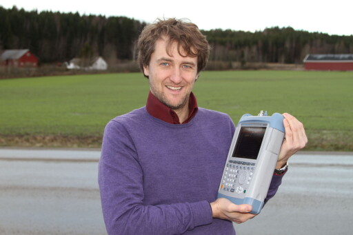 TESTPROFF: Michel Gascoin, Teknologirådgiver og prosjektleder i NRK med en svindyr spektrumanalysator. I vårt tilfelle leser den signalstyrke. TESTPROFF: Michel Gascoin, Teknologirådgiver og prosjektleder i NRK med en svindyr spektrumanalysator. I vårt tilfelle leser den signalstyrke.