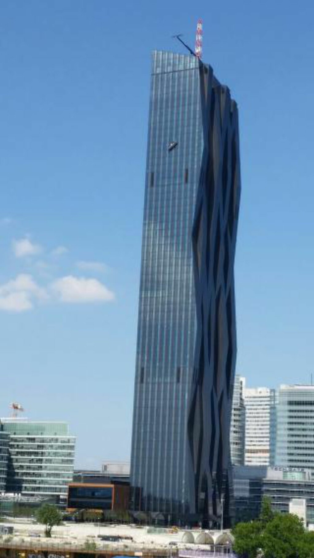 SKYSKRAPER: DC Tower 1 i Wien skal være Østerrikes høyeste bygning med sine 250 meters høyde. De to arbeiderne kan sees høyt oppe på bygningen. Foto: EPA/Berufsrettung Wien/NTB scanpix SKYSKRAPER: DC Tower 1 i Wien skal være Østerrikes høyeste bygning med sine 250 meters høyde. De to arbeiderne kan sees høyt oppe på bygningen. Foto: EPA/Berufsrettung Wien/NTB scanpix
