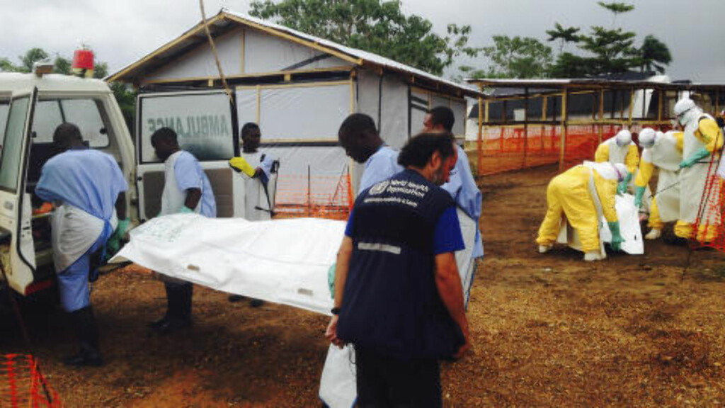 SIERRA LEONE: I Sierra Leone har flere personer dødd av viruset. Her bæres liket av en av disse på en kirkegård i Kailahun. Foto: REUTERS/WHO/Tarik Jasarevic/NTB scanpix SIERRA LEONE: I Sierra Leone har flere personer dødd av viruset. Her bæres liket av en av disse på en kirkegård i Kailahun. Foto: REUTERS/WHO/Tarik Jasarevic/NTB scanpix