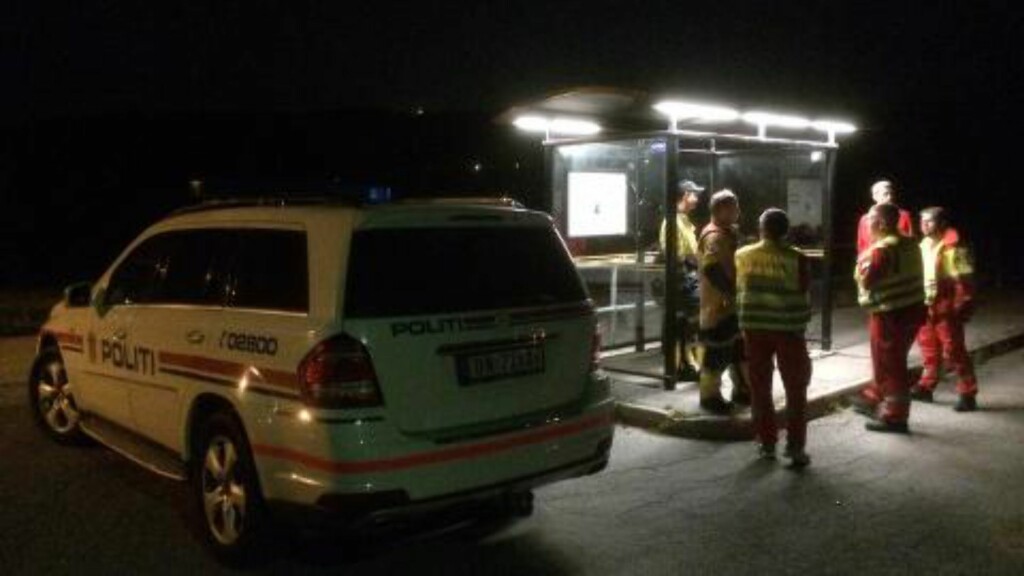 HAR SPERRET AV BOLIGFELT: Politiet har stengt av et område rundt Snurråsen boligfelt i Siljan i Telemark. Her er en oppsamling i utkant av boligfeltet. Ingen slipper inn. Foto: Per Flåthe/Dagbladet HAR SPERRET AV BOLIGFELT: Politiet har stengt av et område rundt Snurråsen boligfelt i Siljan i Telemark. Her er en oppsamling i utkant av boligfeltet. Ingen slipper inn. Foto: Per Flåthe/Dagbladet