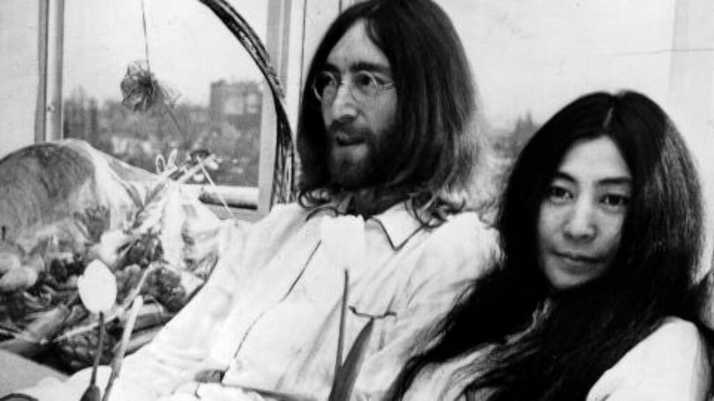 DREPT:Mark David Chapman skjøt og drepte John Lennon (40) foran øynene på hans kone Yoko Ono utenfor parets Manhatten-leilighet 8. desember 1980. DREPT:Mark David Chapman skjøt og drepte John Lennon (40) foran øynene på hans kone Yoko Ono utenfor parets Manhatten-leilighet 8. desember 1980.