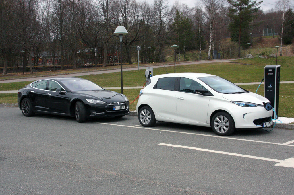 IKKE SÅ LITEN: Bildet lyver litt, men Zoe (her parkert foran en Tesla Model S), har proporsjoner som favoriserer plassutnyttelsen, tross en lengde begrenset til 408 centimeter. Foto: KNUT MOBERG IKKE SÅ LITEN: Bildet lyver litt, men Zoe (her parkert foran en Tesla Model S), har proporsjoner som favoriserer plassutnyttelsen, tross en lengde begrenset til 408 centimeter. Foto: KNUT MOBERG