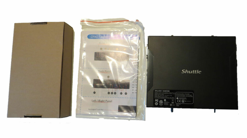 Esken inneholder selve PC-en, enkel manual, strømforsyning, stativ og driver-CD. Esken inneholder selve PC-en, enkel manual, strømforsyning, stativ og driver-CD.