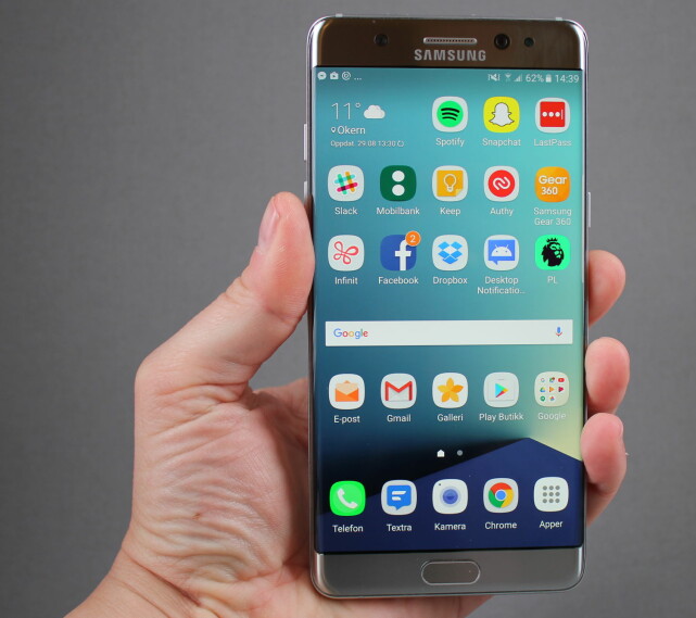 STOR, MEN LITEN: Ingen telefoner i det norske markedet har så mye skjermplass versus fotavtrykk som Note 7, der 78,96 prosent av arealet er skjerm. Foto: Pål Joakim Olsen STOR, MEN LITEN: Ingen telefoner i det norske markedet har så mye skjermplass versus fotavtrykk som Note 7, der 78,96 prosent av arealet er skjerm. Foto: Pål Joakim Olsen