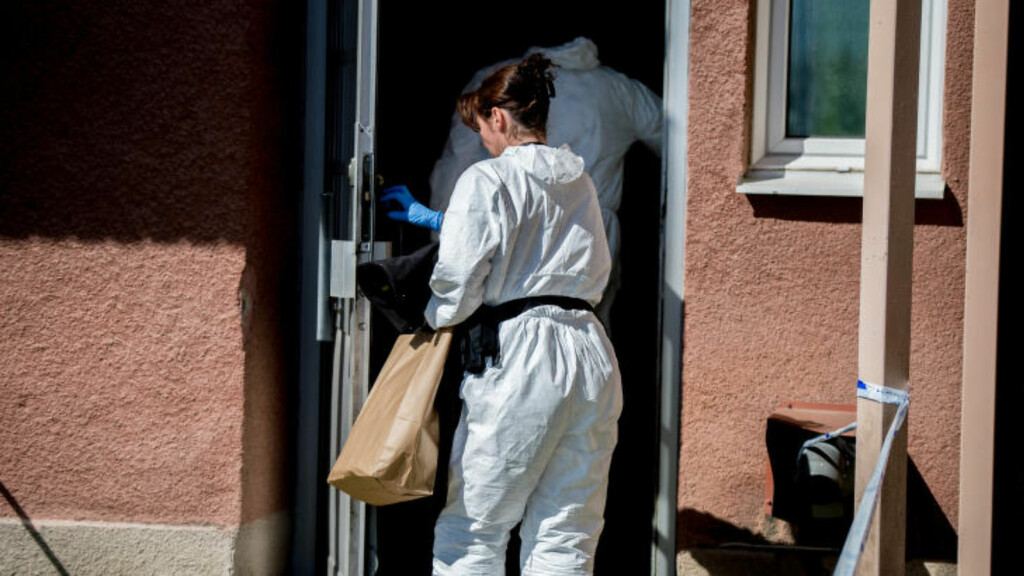 FUNNET DØD: Politi på vei inn i boligblokken i Karlskrona der en åtte år gammel jente ble funnet død onsdag kveld. Politiet mistenker at jenta er drept og to personer er pågrepet i saken.
Foto: Anna Sunesson / TT / NTB scanpix FUNNET DØD: Politi på vei inn i boligblokken i Karlskrona der en åtte år gammel jente ble funnet død onsdag kveld. Politiet mistenker at jenta er drept og to personer er pågrepet i saken.
Foto: Anna Sunesson / TT / NTB scanpix