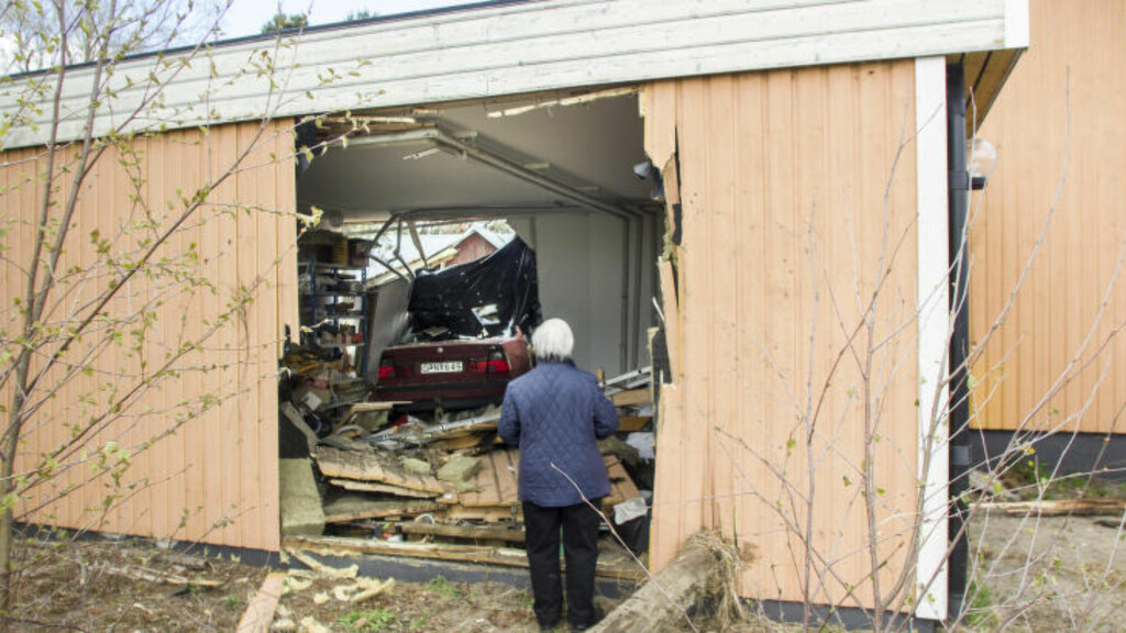 SMADRET TO VEGGER: Bilen knuste to garasjevegger før den stoppet på verandaen. Foto: Daniel Nilsson, Helahälsingland.se. SMADRET TO VEGGER: Bilen knuste to garasjevegger før den stoppet på verandaen. Foto: Daniel Nilsson, Helahälsingland.se.