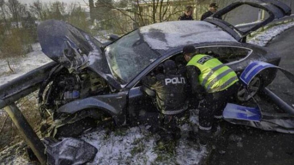 ULYKKESBILEN:: Petter Northugs bil skal ifølge politiet ha kjørt over en rundkjøring og meiet ned flere trafikkskilt før den stanset i autovernet. - Greie kjørehold forklarer ikke ulykken, sier politiets innsatsleder til Adresseavisen. Foto: Henrik Sundgård, Nyhetstips.no. ULYKKESBILEN:: Petter Northugs bil skal ifølge politiet ha kjørt over en rundkjøring og meiet ned flere trafikkskilt før den stanset i autovernet. - Greie kjørehold forklarer ikke ulykken, sier politiets innsatsleder til Adresseavisen. Foto: Henrik Sundgård, Nyhetstips.no.