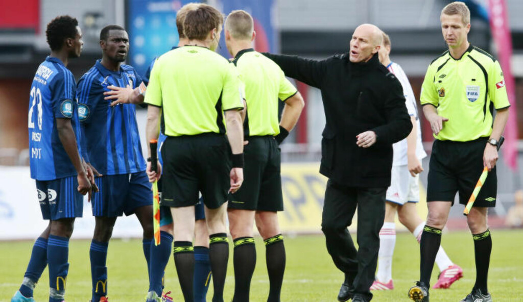 UENIG: Stabæk-trener Bob Bradley - og hans spillere - ga klart uttrykk overfor dommerteamet at de var uenige i det røde kortet laget fikk rett før pause. Foto: Håkon Mosvold Larsen / NTB Scanpix UENIG: Stabæk-trener Bob Bradley - og hans spillere - ga klart uttrykk overfor dommerteamet at de var uenige i det røde kortet laget fikk rett før pause. Foto: Håkon Mosvold Larsen / NTB Scanpix