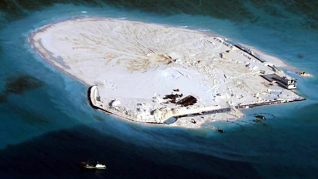 KRAV PÅ ØYA: Kina mener Filippinske myndigheter ikke bør blande seg i hva som foregår på South Johnson Reef. Foto: EPA/DEPARTMENT OF FOREIGN AFFAIRS (DFA) KRAV PÅ ØYA: Kina mener Filippinske myndigheter ikke bør blande seg i hva som foregår på South Johnson Reef. Foto: EPA/DEPARTMENT OF FOREIGN AFFAIRS (DFA)