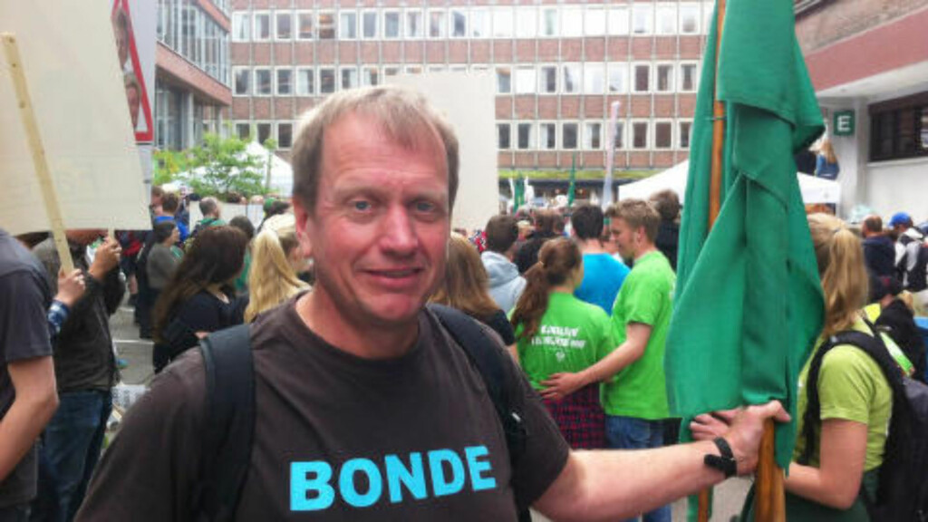 TRAKTOKYNDIG: Gustav Grøholt er bonde - og i dag demonstrant i Oslo - og har selv fire traktorer. Han sier sikkerhet kommer før traktorluksus. Foto: Privat TRAKTOKYNDIG: Gustav Grøholt er bonde - og i dag demonstrant i Oslo - og har selv fire traktorer. Han sier sikkerhet kommer før traktorluksus. Foto: Privat
