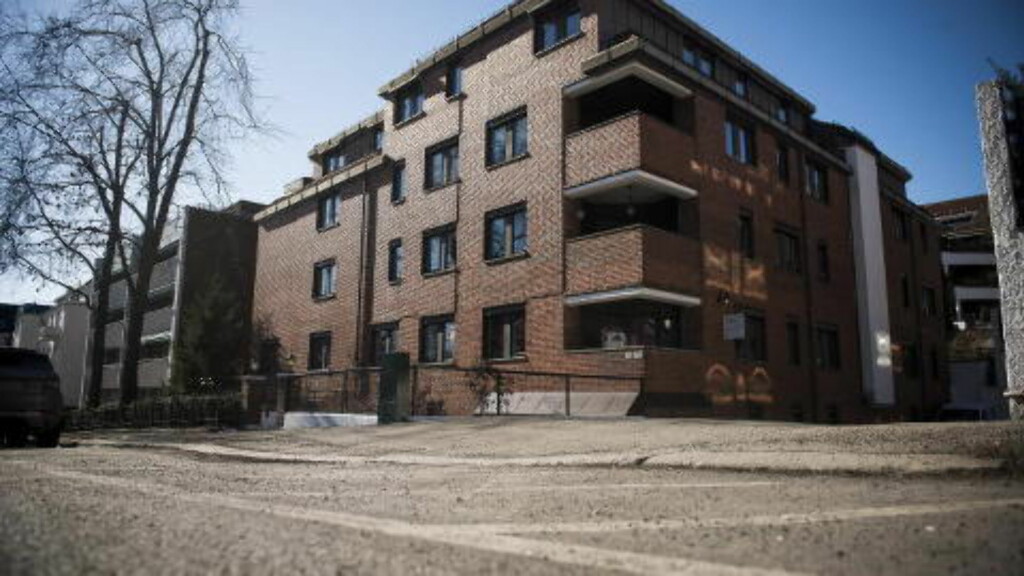 LANGT ARBEIDSFORHOLD: Den tiltalte kvinnen jobbet for Pål Stener Johannessen i 15 år. Hun gikk ut og inn av leilighten hans i denne bygården på Frogner. Foto: Håkon Eikesdal LANGT ARBEIDSFORHOLD: Den tiltalte kvinnen jobbet for Pål Stener Johannessen i 15 år. Hun gikk ut og inn av leilighten hans i denne bygården på Frogner. Foto: Håkon Eikesdal