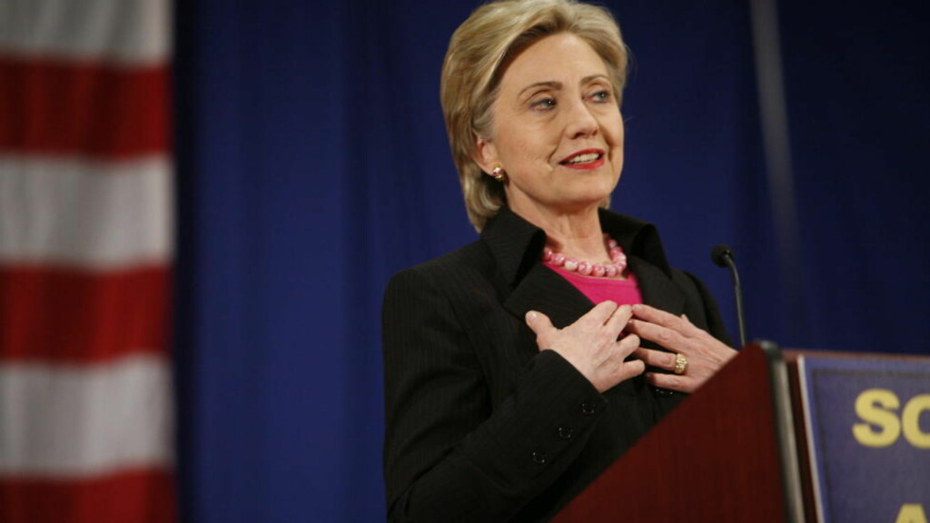 STILLER HUN? Her er Hillary Clinton under valget i 2008, da hun først stilte som demokratisk presidentkandidat mot Obama. Åtte år seinere er sjansen der igjen. Nå har hun skrevet en tjukk bok om valg, men vil ikke røpe om hun stiller. Foto: Halvor Elvik STILLER HUN? Her er Hillary Clinton under valget i 2008, da hun først stilte som demokratisk presidentkandidat mot Obama. Åtte år seinere er sjansen der igjen. Nå har hun skrevet en tjukk bok om valg, men vil ikke røpe om hun stiller. Foto: Halvor Elvik