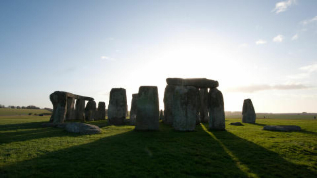 STONEHENGE: Verdens mest berømte steinsetting ligger riktignok et par mil unna Salisbury, men togturister kan bli med på guidede turer hit fra katedralbyen. Foto: GJERMUND GLESNES STONEHENGE: Verdens mest berømte steinsetting ligger riktignok et par mil unna Salisbury, men togturister kan bli med på guidede turer hit fra katedralbyen. Foto: GJERMUND GLESNES