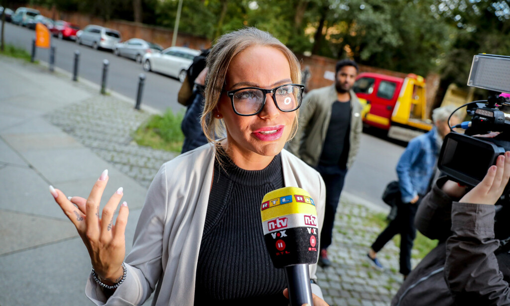 DØMT: Modell Gina-Lisa Lohfink snakker med mediene utenfor rettsalen i Tiergarten i Berlin 22. august. Hun ble dømt for å ha avgitt falsk forklaring til politiet om at hun ble voldtatt i 2012. Foto: Kay Nietfeld/dpa DØMT: Modell Gina-Lisa Lohfink snakker med mediene utenfor rettsalen i Tiergarten i Berlin 22. august. Hun ble dømt for å ha avgitt falsk forklaring til politiet om at hun ble voldtatt i 2012. Foto: Kay Nietfeld/dpa