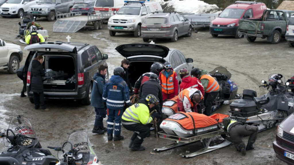 SKAL OBDUSERES: Flystyrt på Voss. De to omkomne fra flystyrten er hentet ned fra fjellet. De skal nå kjøres tli Gades institutt på Haukeland universitetsykehus for å bli obdusert.
Foto:Tor Erik H. Mathiesen SKAL OBDUSERES: Flystyrt på Voss. De to omkomne fra flystyrten er hentet ned fra fjellet. De skal nå kjøres tli Gades institutt på Haukeland universitetsykehus for å bli obdusert.
Foto:Tor Erik H. Mathiesen