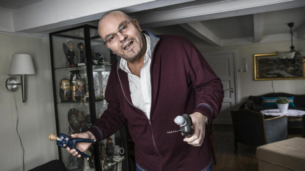 RYDDIG: Et plettfritt hjem, men med mye humor. Amerikafascinasjonen står sterkt i Gelius' hus. Her illustrert ved Bill og Hillary Clinton som nøtteknekker og vinopptrekker. Foto: LARS EIVIND BONES RYDDIG: Et plettfritt hjem, men med mye humor. Amerikafascinasjonen står sterkt i Gelius' hus. Her illustrert ved Bill og Hillary Clinton som nøtteknekker og vinopptrekker. Foto: LARS EIVIND BONES
