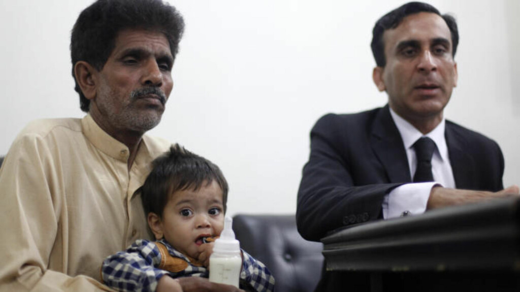 TILTALEBENKEN: Her sitter den unge gutte på tiltalebenken sammen med sin bestefar og familiens forsvarer, advokat Irfan Sadiq (t.h). Foto: Reuters / NTB Scanpix. TILTALEBENKEN: Her sitter den unge gutte på tiltalebenken sammen med sin bestefar og familiens forsvarer, advokat Irfan Sadiq (t.h). Foto: Reuters / NTB Scanpix.