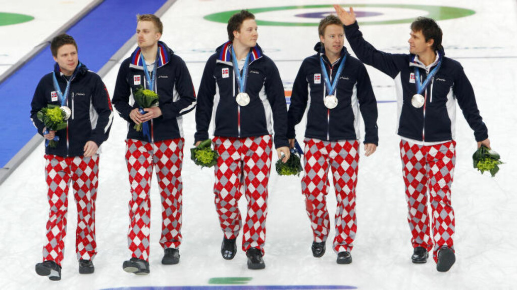 OL-BUKSER: Thomas Løvold (reserve) (f.v.), Håvard Petersson, Christoffer Svae, Torger Nergård og Thomas Ulsrud (skip) tok sølv i OL i Vancouver 2010. Her laget med medaljene etter seiersseremonien. Foto: Lise Åserud / NTB Scanpix OL-BUKSER: Thomas Løvold (reserve) (f.v.), Håvard Petersson, Christoffer Svae, Torger Nergård og Thomas Ulsrud (skip) tok sølv i OL i Vancouver 2010. Her laget med medaljene etter seiersseremonien. Foto: Lise Åserud / NTB Scanpix