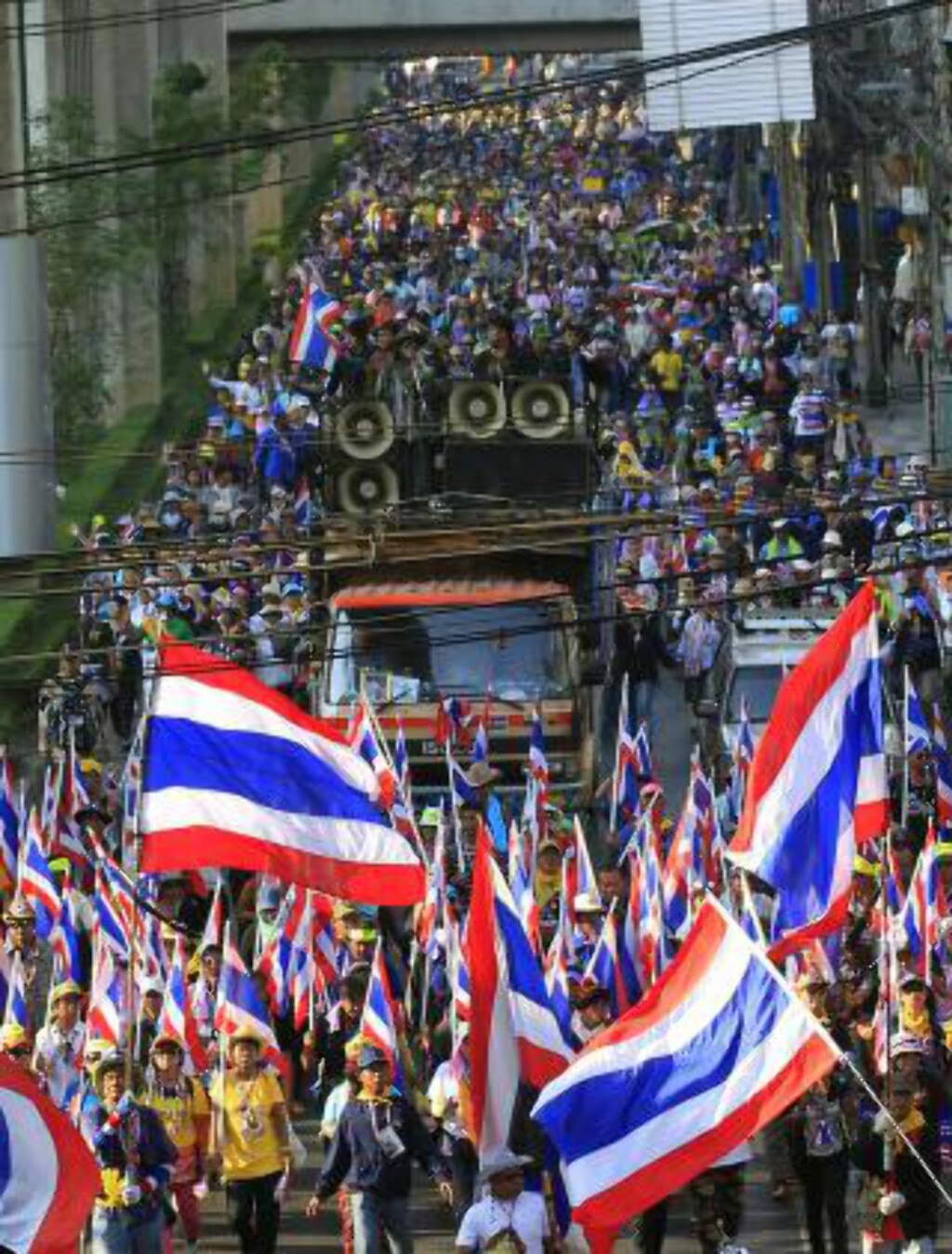 I TOG: En av flere store demonstrasjoner i Thailand i helga - her i Bangkok. Foto: EPA / NTB scanpix I TOG: En av flere store demonstrasjoner i Thailand i helga - her i Bangkok. Foto: EPA / NTB scanpix