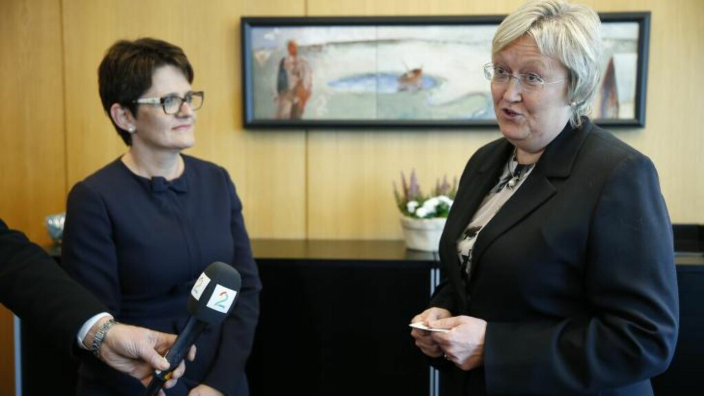 - UFORSTÅELIG: Elisabeth Aspaker (H) overtok sjefskontoret i Fiskeridepartementet etter Lisbeth Berg-Hansen (Ap). Da overtok hun samtidig en betent strid med Kjell Inge Røkkes Norway Seafoods, som hadde ligget i departementet i over to og et halvt år. - Uforståelig at saken ikke ble løst før, mener Aspaker, som karakteriserer sin ferske avgjørelse som en ren juridisk vurdering uten mulighet for politisk handlingsrom. Foto: Erlend Aas / NTB scanpix - UFORSTÅELIG: Elisabeth Aspaker (H) overtok sjefskontoret i Fiskeridepartementet etter Lisbeth Berg-Hansen (Ap). Da overtok hun samtidig en betent strid med Kjell Inge Røkkes Norway Seafoods, som hadde ligget i departementet i over to og et halvt år. - Uforståelig at saken ikke ble løst før, mener Aspaker, som karakteriserer sin ferske avgjørelse som en ren juridisk vurdering uten mulighet for politisk handlingsrom. Foto: Erlend Aas / NTB scanpix
