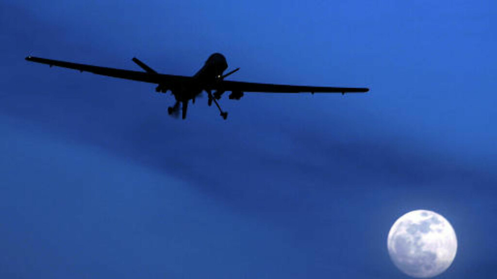 BELASTNING: Amerikanske angrep med slike droner - ubemannede, fjernstyrte fly - er en stadig belastning i forholdet mellom USA og Pakistan. Bildet viser en drone av typen Predator over Kandahar i Afghanistan i 2010. Foto: AP/Kirsty Wigglesworth BELASTNING: Amerikanske angrep med slike droner - ubemannede, fjernstyrte fly - er en stadig belastning i forholdet mellom USA og Pakistan. Bildet viser en drone av typen Predator over Kandahar i Afghanistan i 2010. Foto: AP/Kirsty Wigglesworth