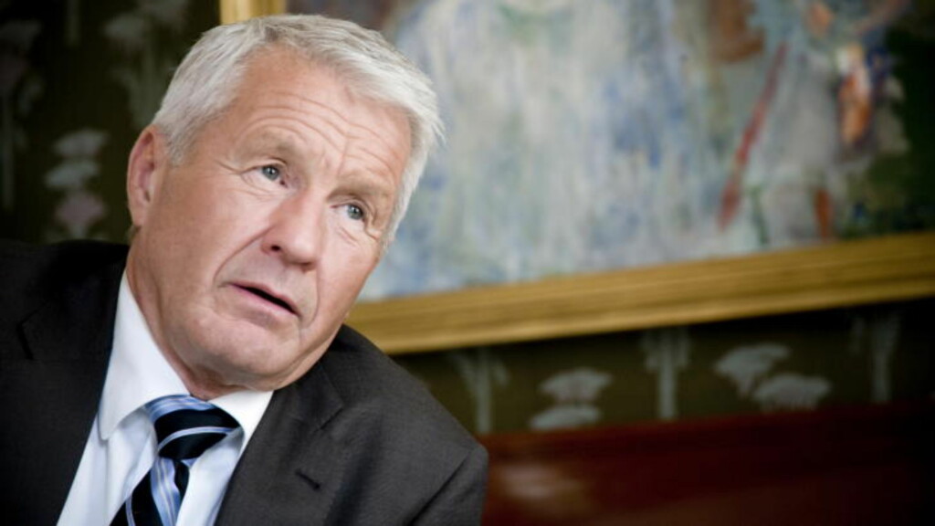 FÅR SKARP KRITIKK: Tidligere stortingspresident Torbjørn Jagland (Ap) rettet en formannende pekefinger mot Per Sandberg etter episoden i 2006 der Sandberg hadde drukket før han talte i Stortinget. Nå påstår Sandberg at Jagland selv drakk samme kveld. «Trenger jeg si mer?» avslutter Sandberg Jagland-avsnittet i boka med. Foto: Øistein Norum Monsen / Dagbladet FÅR SKARP KRITIKK: Tidligere stortingspresident Torbjørn Jagland (Ap) rettet en formannende pekefinger mot Per Sandberg etter episoden i 2006 der Sandberg hadde drukket før han talte i Stortinget. Nå påstår Sandberg at Jagland selv drakk samme kveld. «Trenger jeg si mer?» avslutter Sandberg Jagland-avsnittet i boka med. Foto: Øistein Norum Monsen / Dagbladet