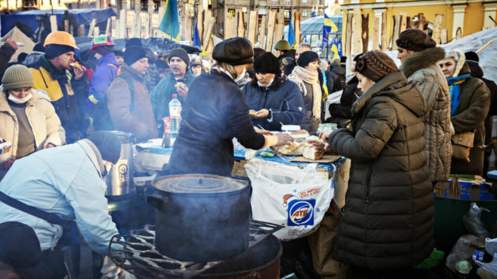 REVOLUSJONENS MAT : Fra demonstrasjonene mot president Viktor Janukovyisj i Kiev, Ukraina. Her fra et av mange suppekjøkken.
Foto: Jørn H. Moen / Dagbladet REVOLUSJONENS MAT : Fra demonstrasjonene mot president Viktor Janukovyisj i Kiev, Ukraina. Her fra et av mange suppekjøkken.
Foto: Jørn H. Moen / Dagbladet