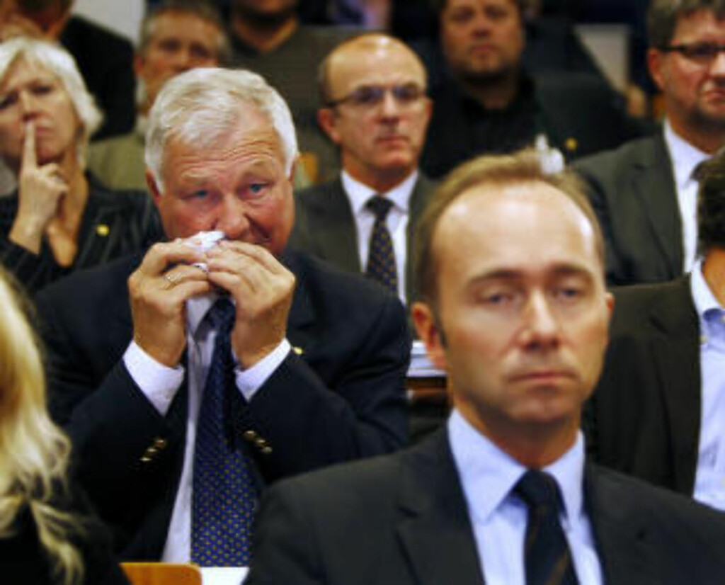FIKK NEI: OL-general Petter Rønningen (bak Trond Giske) under tallknusingen som grusla Tromsøs OL-drøm.Foto: Erlend Aas / SCANPIX FIKK NEI: OL-general Petter Rønningen (bak Trond Giske) under tallknusingen som grusla Tromsøs OL-drøm.Foto: Erlend Aas / SCANPIX