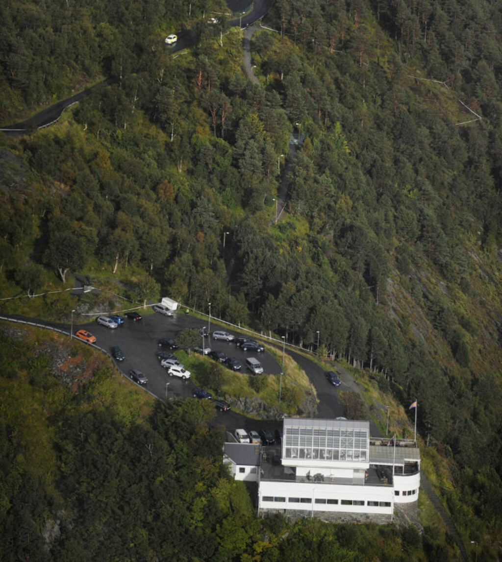 KJENT UTSIKTSPUNKT: Fjellstua er både en turistattraksjon og populær blant ålesundere. Bygget fungerer blant annet som restaurant og selskapslokaler. Foto: Fridgeir Walderhaug KJENT UTSIKTSPUNKT: Fjellstua er både en turistattraksjon og populær blant ålesundere. Bygget fungerer blant annet som restaurant og selskapslokaler. Foto: Fridgeir Walderhaug