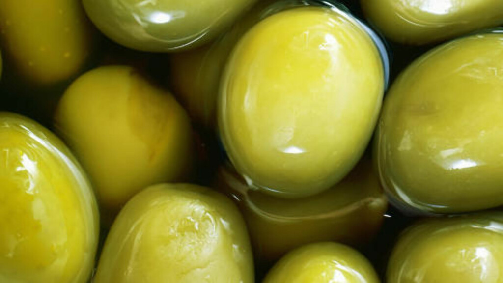 SUNN OLIVENOLJE: Omega-6-fettsyrer finnes i olivenolje og solsikkeolje. ILLUSTRASJONSFOTO: Colourbox SUNN OLIVENOLJE: Omega-6-fettsyrer finnes i olivenolje og solsikkeolje. ILLUSTRASJONSFOTO: Colourbox