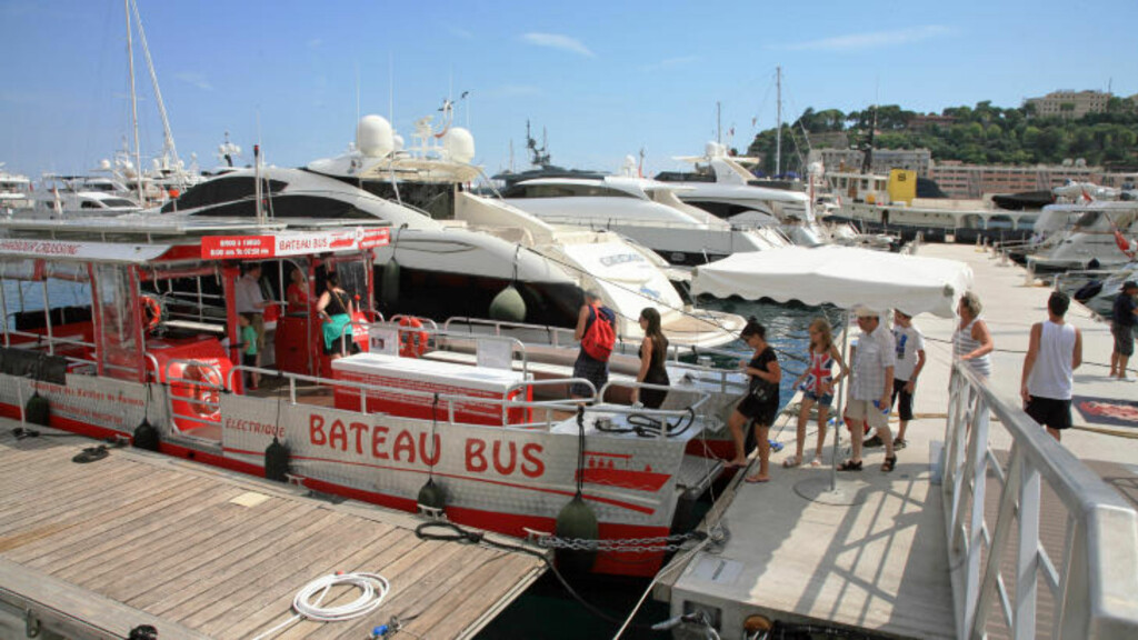 IDYLL: Turen tvers over Monaco havn tar 10-12 minutter. Du føler deg (nesten) som en liten kakse når du går ombord fra samme brygge som yachtene ligger fortøyd. Foto: EIVIND PEDERSEN IDYLL: Turen tvers over Monaco havn tar 10-12 minutter. Du føler deg (nesten) som en liten kakse når du går ombord fra samme brygge som yachtene ligger fortøyd. Foto: EIVIND PEDERSEN