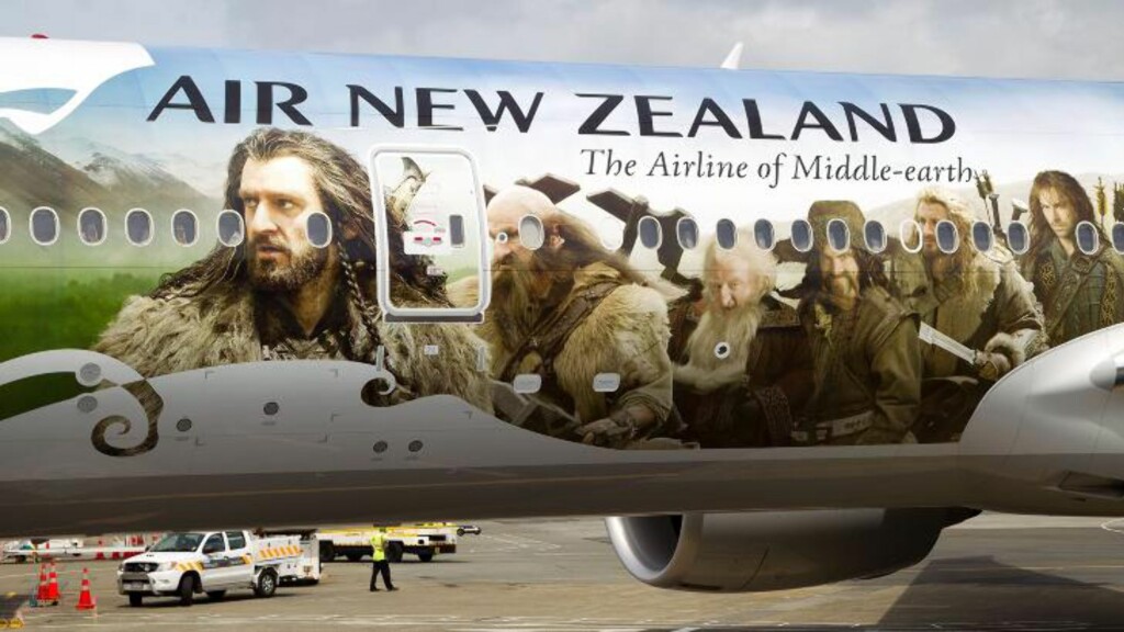 FILMEFFEKT : Ikke bare landet, også flyselskapet Air New Zealand opplevde et kjempeløft etter Ringenes herre-filmene. Dette flyet er dekorert med bilder fra Hobbiten-filmen. Foto: MARTY MELVILLE / AFP FILMEFFEKT : Ikke bare landet, også flyselskapet Air New Zealand opplevde et kjempeløft etter Ringenes herre-filmene. Dette flyet er dekorert med bilder fra Hobbiten-filmen. Foto: MARTY MELVILLE / AFP