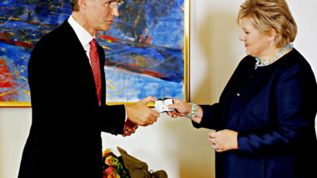 ROLLEBYTTE: Jens Stoltenberg overlot nøkkelen til Statsministerens kontor til Erna Solber på onsdag. Foto Jacques Hvistendahl ROLLEBYTTE: Jens Stoltenberg overlot nøkkelen til Statsministerens kontor til Erna Solber på onsdag. Foto Jacques Hvistendahl