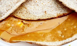 SØVVEL: En blanding av brunost smøres på sammen med sirup og smør som smelter, gjerne sammen med litt seterrømme. Foto: TAKKEMAT / KAGGE FORLAG SØVVEL: En blanding av brunost smøres på sammen med sirup og smør som smelter, gjerne sammen med litt seterrømme. Foto: TAKKEMAT / KAGGE FORLAG