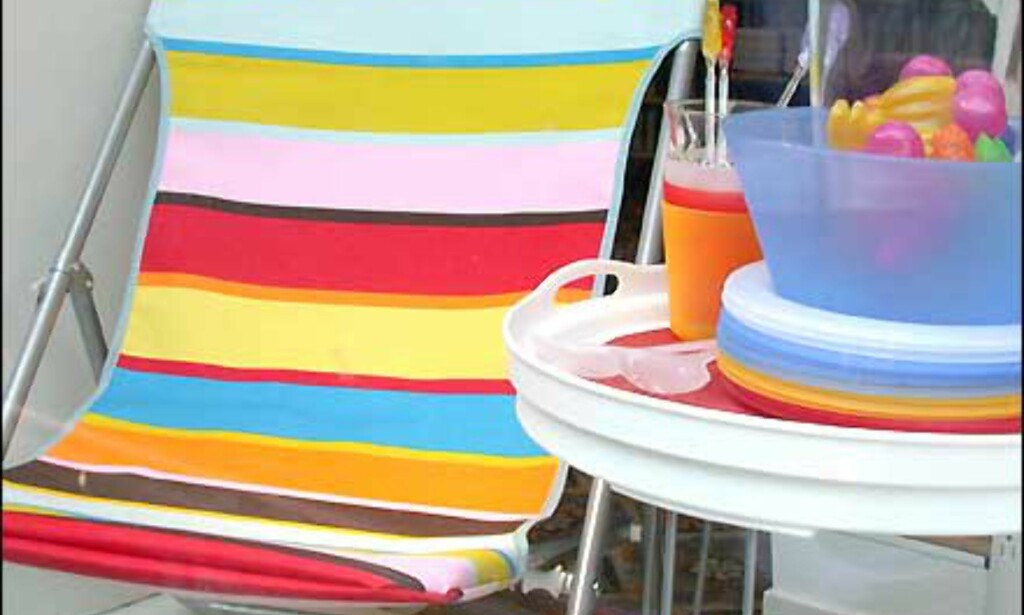Campingutstyr fra Åhlens. Stol til 150 kroner, brettbord til 125, plastmugge til 75, plastglass til 5, salatbolle i plast til 15 og salatbestikk i plast til 10 kroner. Campingutstyr fra Åhlens. Stol til 150 kroner, brettbord til 125, plastmugge til 75, plastglass til 5, salatbolle i plast til 15 og salatbestikk i plast til 10 kroner.