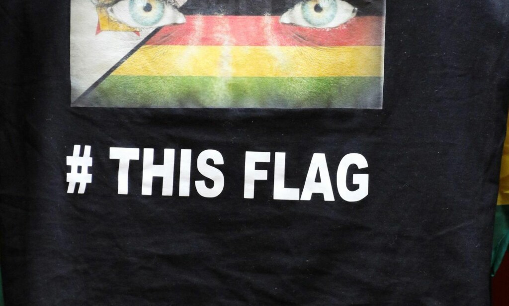 #Thisflag: T-skjorta til en demonstrant utenfor rettsaken mot pastoren som startet
<span style="line-height: 1.6em; background-color: initial;">kampanjen #Thisflag via sosiale </span><span style="line-height: 1.6em; background-color: initial;">medier, Evan Mawarire, i Harare 13. juli i sommer. Pastoren </span><span style="line-height: 1.6em; background-color: initial;">oppfordret til kritikk av Mugabes korrupte regime. Foto: NTB Scanpix</span> #Thisflag: T-skjorta til en demonstrant utenfor rettsaken mot pastoren som startet
<span style="line-height: 1.6em; background-color: initial;">kampanjen #Thisflag via sosiale </span><span style="line-height: 1.6em; background-color: initial;">medier, Evan Mawarire, i Harare 13. juli i sommer. Pastoren </span><span style="line-height: 1.6em; background-color: initial;">oppfordret til kritikk av Mugabes korrupte regime. Foto: NTB Scanpix</span>