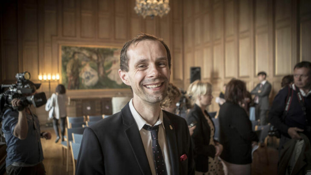 SPILL: Kullturbyråd Hallstein Bjerke kaller dagens Ap- og Frp-invitasjon til SV for politisk spill. - Det er tydelig at de har behov for oppmerksomhet, sier han. Foto: Lars Eivind Bones / Dagbladet SPILL: Kullturbyråd Hallstein Bjerke kaller dagens Ap- og Frp-invitasjon til SV for politisk spill. - Det er tydelig at de har behov for oppmerksomhet, sier han. Foto: Lars Eivind Bones / Dagbladet