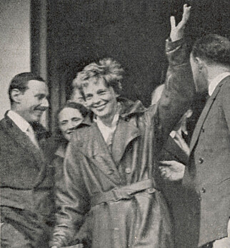 PIONER: Earhart fløy alene over Atlanteren som første kvinne i 1932. Her feires hun i London etter turen. Foto: Mary Evans Picture / NTB Scanpix PIONER: Earhart fløy alene over Atlanteren som første kvinne i 1932. Her feires hun i London etter turen. Foto: Mary Evans Picture / NTB Scanpix