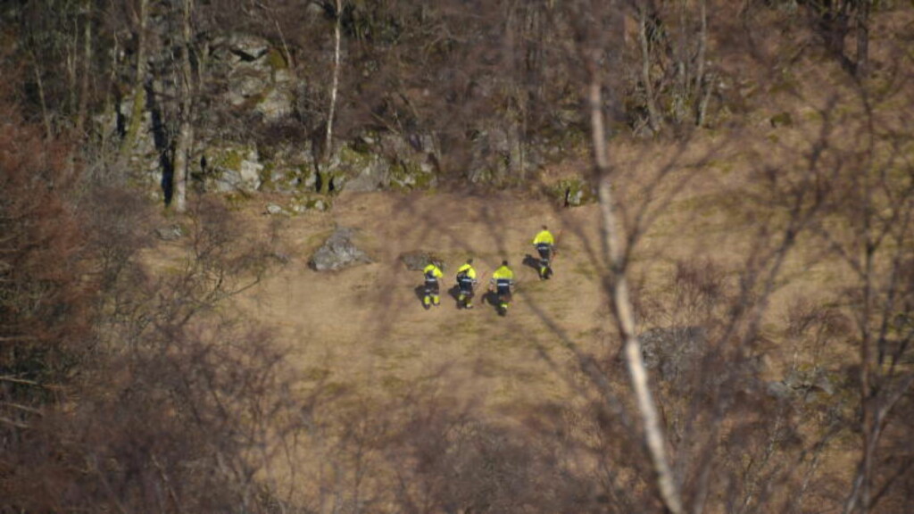 100 MANNSKAPER I DAG: I dag har mer enn 100 personer jobbet på spreng for å slukke flammene i Vårlivarden. Ekteparet Jensen og Knutsen roser de første brannmannskapene (bildet) som var på stedet, søndag. 100 MANNSKAPER I DAG: I dag har mer enn 100 personer jobbet på spreng for å slukke flammene i Vårlivarden. Ekteparet Jensen og Knutsen roser de første brannmannskapene (bildet) som var på stedet, søndag.