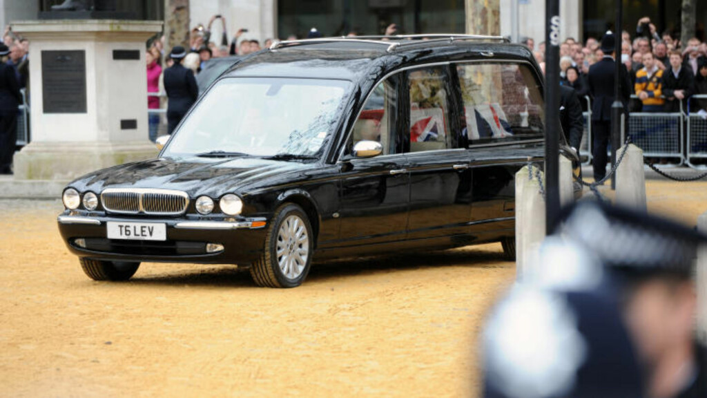 B>FRA WESTMINISTER TIL RAF-KIRKEN: Første etappe skjedde i en svart jaguar. Foto: Keith Hammett/ Dagbladet. B>FRA WESTMINISTER TIL RAF-KIRKEN: Første etappe skjedde i en svart jaguar. Foto: Keith Hammett/ Dagbladet.